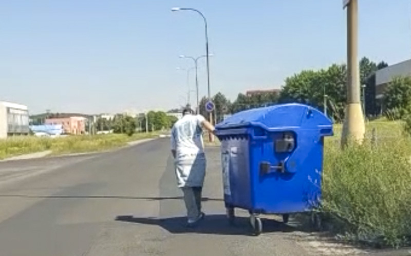 VIDEO: Sběrači papíru přestali v našem kraji troškařit! Kradou celé popelnice a vozí je do sběrny
