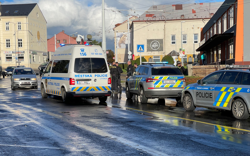PRÁVĚ TEĎ: V centru Litvínova srazilo auto chodce, na místě jsou záchranáři