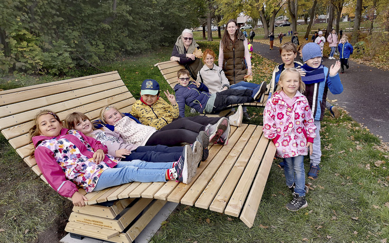 U Pilařského rybníka jsou nová lehátka a lavičky. Lidé si vybavení parku chválí