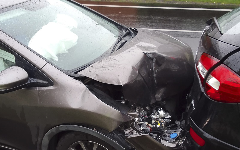 Aktuální havárie: Srážka v Mostě, další automobil skončil na silnici na střeše