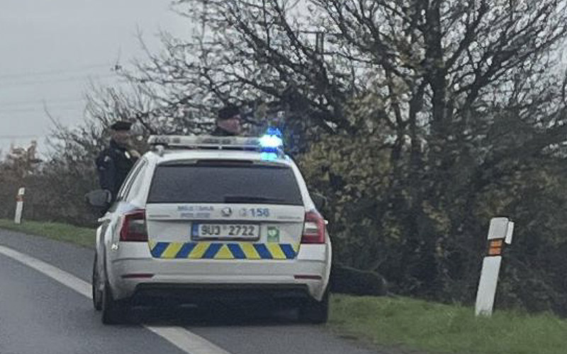 AKTUÁLNĚ FOTO OD VÁS: U silnice pod Albertem leží člověk, o kus dál je shořelé auto