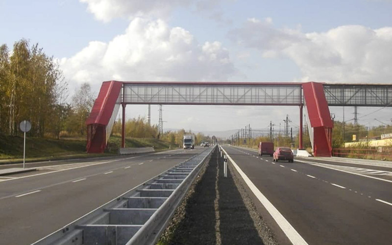 Lávka nad rušnou třináctkou znovu funguje. Využívají ji chodci i cyklisté