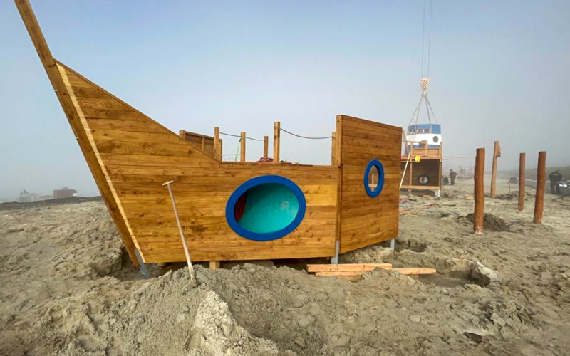 FOTO: U jezera Most už je vidět další část nového dětského hřiště: vrak pirátské lodi