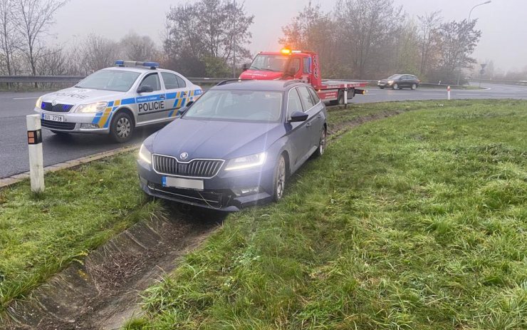 AKTUÁLNĚ OBRAZEM: Řidič v mlze přehlédl kruhový objezd, skončil mimo silnici