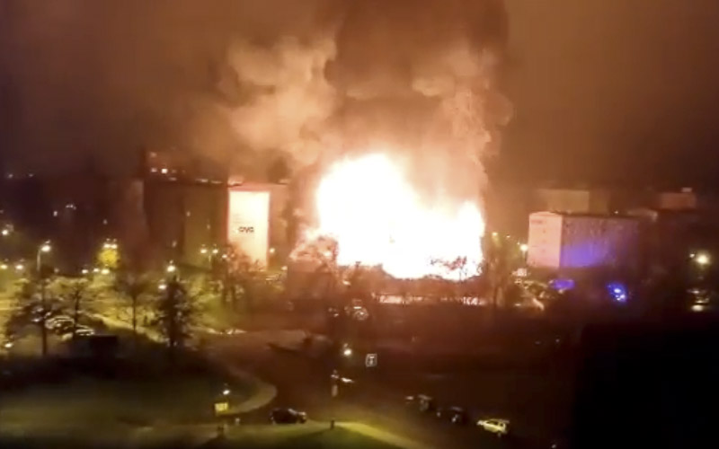 VIDEO: Obraz zkázy! Penny Market mezi panelovými domy nad ránem zachvátily obří plameny. Zcela shořel