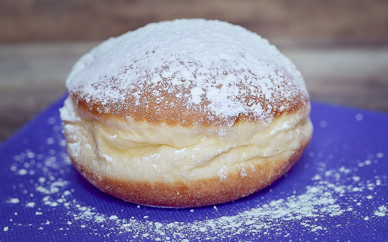 Diabetik zkolaboval na ulici, strážník ho zachraňoval sladkou koblihou