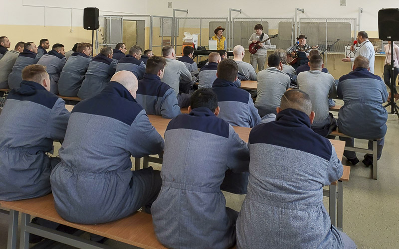 Koncert za mřížemi: Country skupina zahrála odsouzeným ve Věznici Bělušice