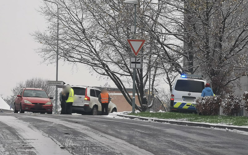 AKTUÁLNĚ: Pozor v Litvínově, silnice jsou stále kluzké, policisté vyjížděli k nehodě