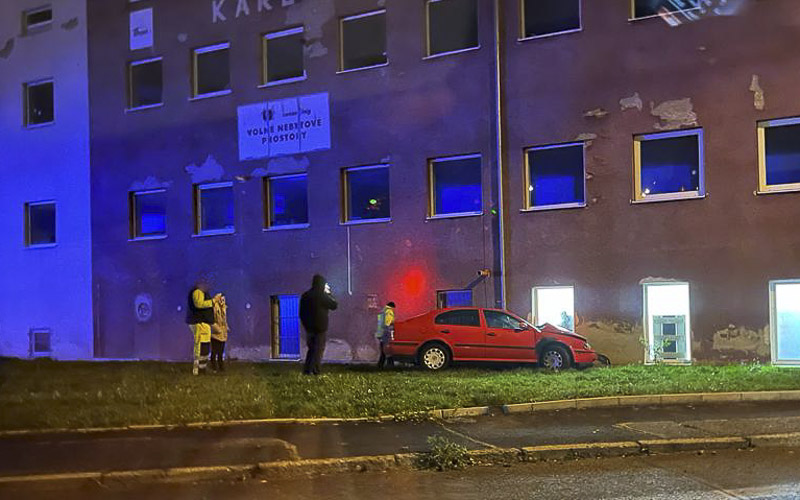 PRÁVĚ TEĎ: Auto najelo poblíž přesunutého kostela do zdi budovy