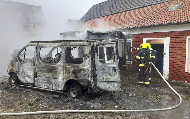 FOTO: Majitelé přišli v Moravěvsi o dodávku. Zcela ji zničily plameny