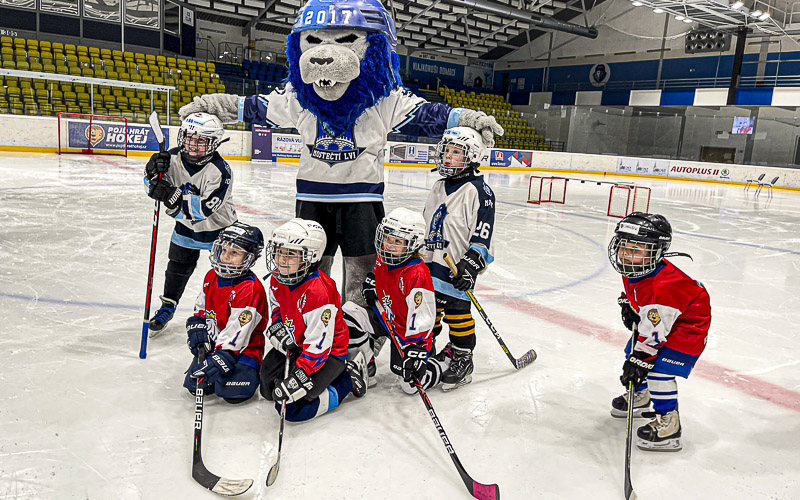 Tři desítky dětí si přišly vyzkoušet, jaké by to bylo hrát v Mostě hokej