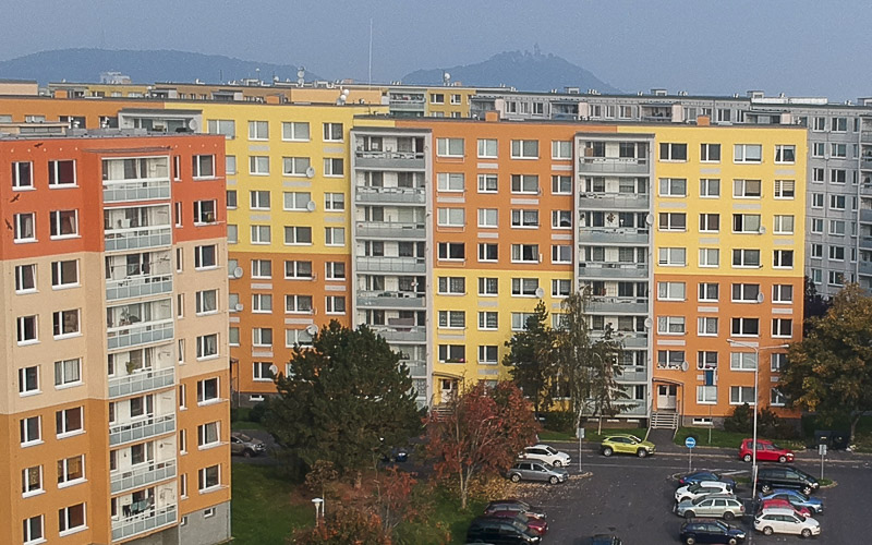 Muž v Mostě vylezl na balkon do čtvrtého patra a vnikl do bytu. Nechal krvavé stopy