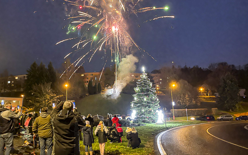 VIDEO: Meziboří už má rozsvícený vánoční strom, byl i tradiční ohňostroj