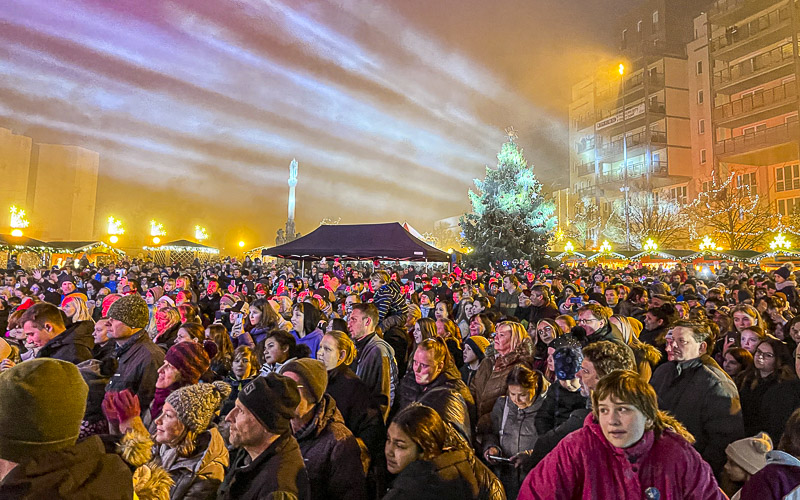 OBRAZEM: Vánoční strom v Mostě už svítí. Na náměstí přišly tisíce lidí