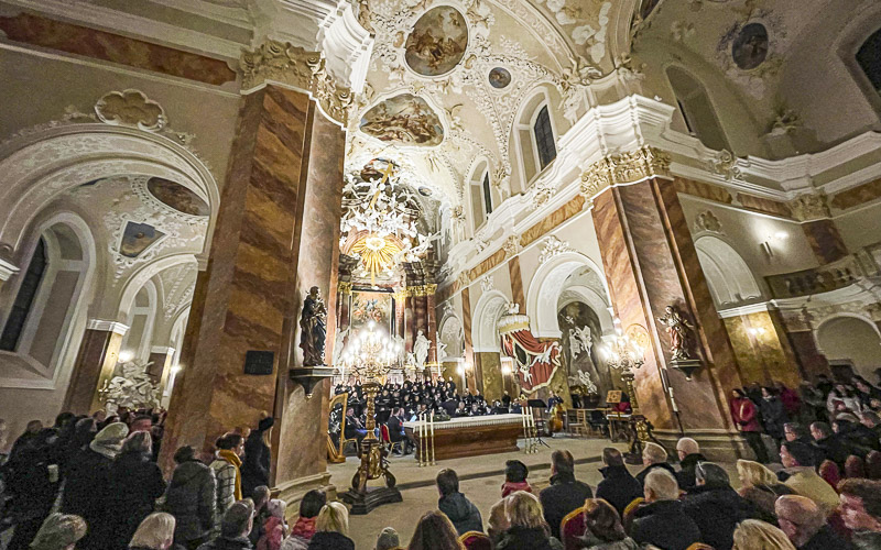 Vstupné zdarma a stovky lidí. Ve velkolepých prostorách klášterního kostela v Oseku se konal adventní koncert