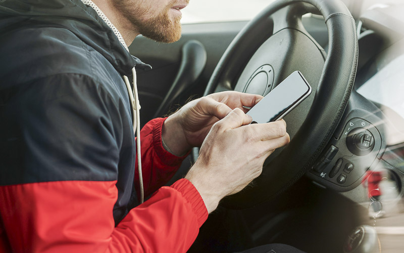 Řidiči na Mostecku hojně používají mobily za jízdy, odhalily skryté hlídky policistů