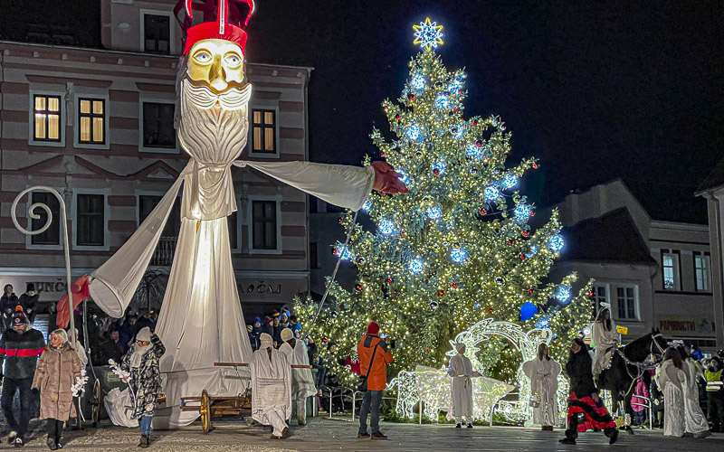 VIDEO: Obří Mikuláš rozsvítil v Litvínově vánoční strom!