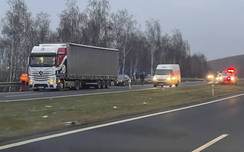 Voda na zemi zmrzne. Meteorologové varují před náledím. Už jsou tu dvě nehody