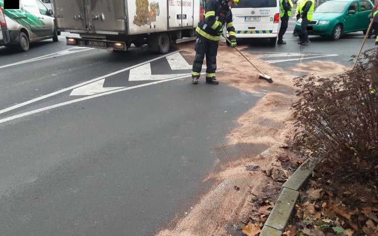 AKTUÁLNĚ: Na křižovatce v Moskevské se srazilo auto s dodávkou, řidič skončil v péči záchranky