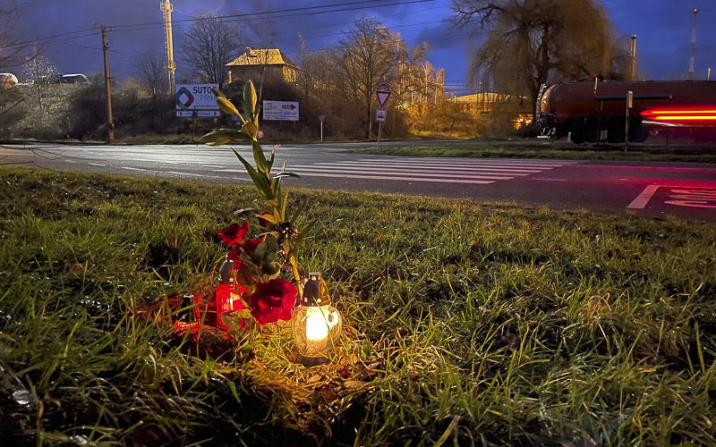 Na místě tragédie u Kopist je pomníček. Policisté hledají lidi, kteří mohou pomoci s vyšetřováním
