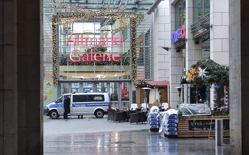 FOTO Z MÍSTA: Striezelmarkt v Drážďanech je opět otevřený. Rukojmí jsou osvobozeni, podezřelý z vraždy zadržen