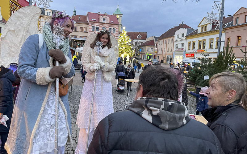 OBRAZEM: Andělé na chůdách, tradiční řemesla a koncert Anny K. V Litvínově pokračují Krušnohorské vánoce