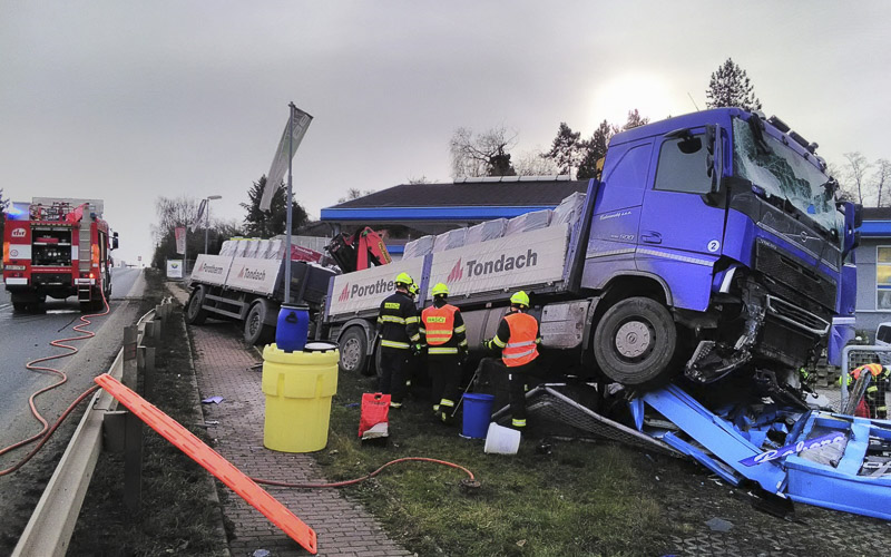 Těžký nákladní vůz těsně minul benzínku, unikly stovky litrů nafty