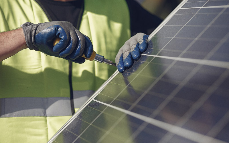 Most chce na střechy fotovoltaiku. Investice se začne vracet už po osmi letech