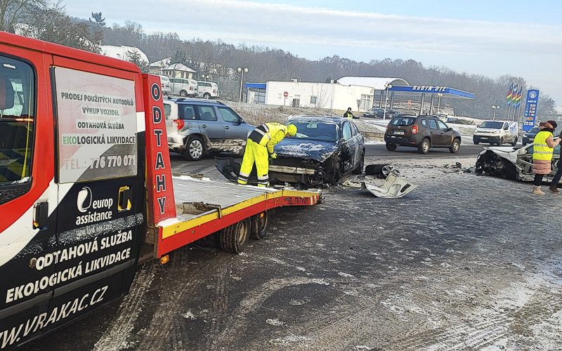 FOTO: Při ranní nehodě se v Mostě na Žatecké tvrdě střetla dvě osobní auta