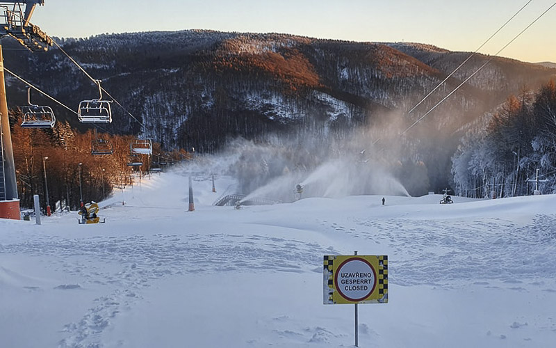 AKTUÁLNĚ: V Krušných horách dnes začíná sezona pro lyžaře! Spouští se první vleky a lanovky