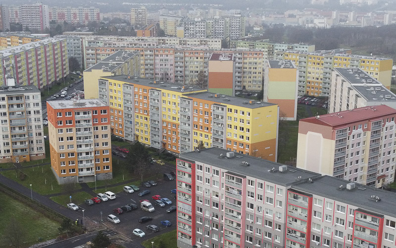 Muž na sídlišti vtrhl do bytu a chtěl hned do ložnice, potom vytáhl v kuchyni nože