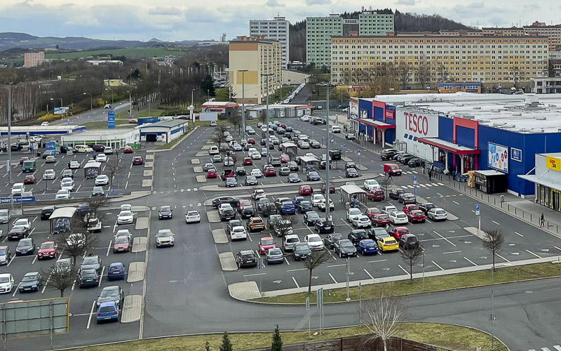 PŘEHLED: Kdy nakoupit? Aktuální otevírací doba supermarketů před svátky a během Vánoc