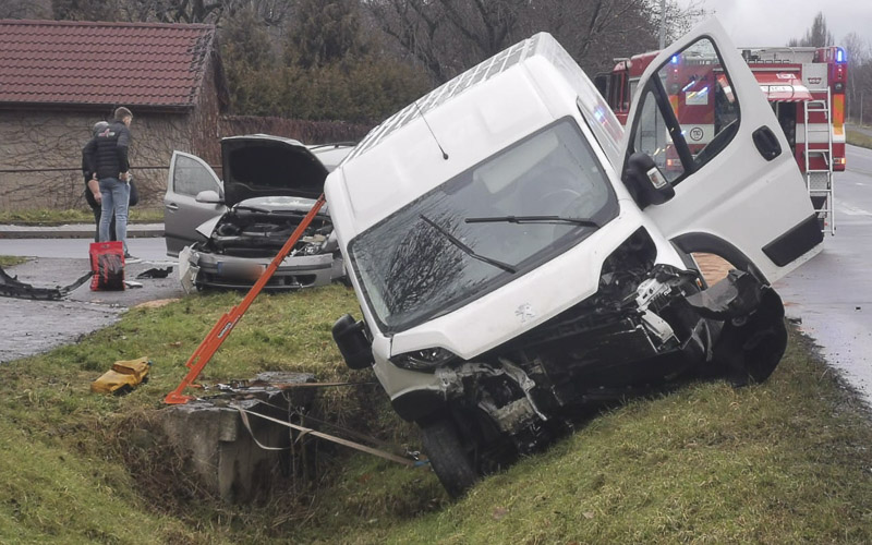 FOTO: U Čepiroh se stala srážka tří automobilů! Dodávka zůstala zapíchnutá v příkopu