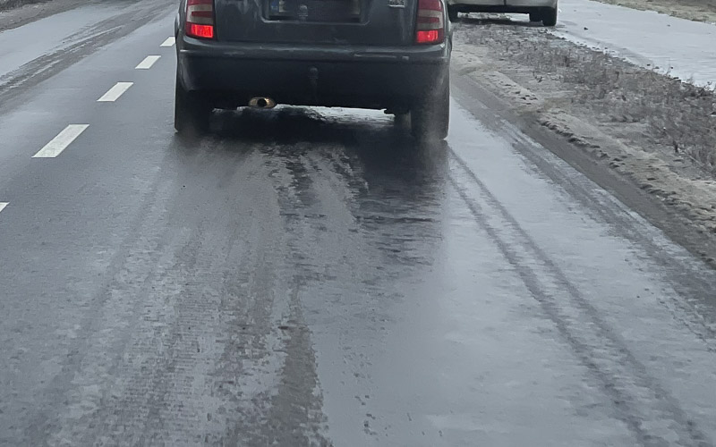 Strážník v Litvínově skočil do auta klouzajícího na ledovce, aby se nestalo neštěstí
