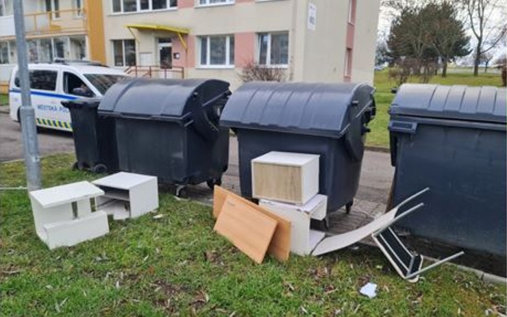 Lidé mají plné zuby nábytku a svinčíku u popelnic. Sami dohlížejí na pořádek a upozorňují strážníky