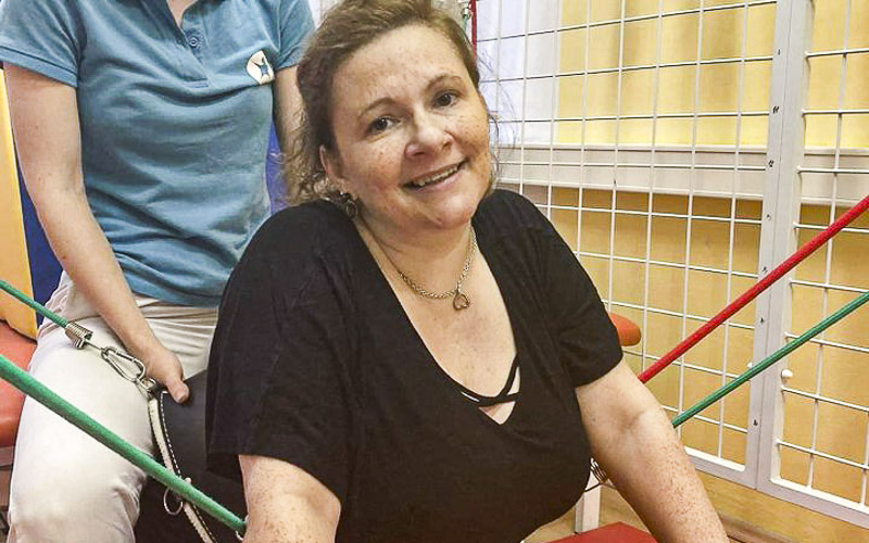 Zdravotní sestra, maminka tří dětí, skončila po operaci kvůli narušení míchy na invalidním vozíku