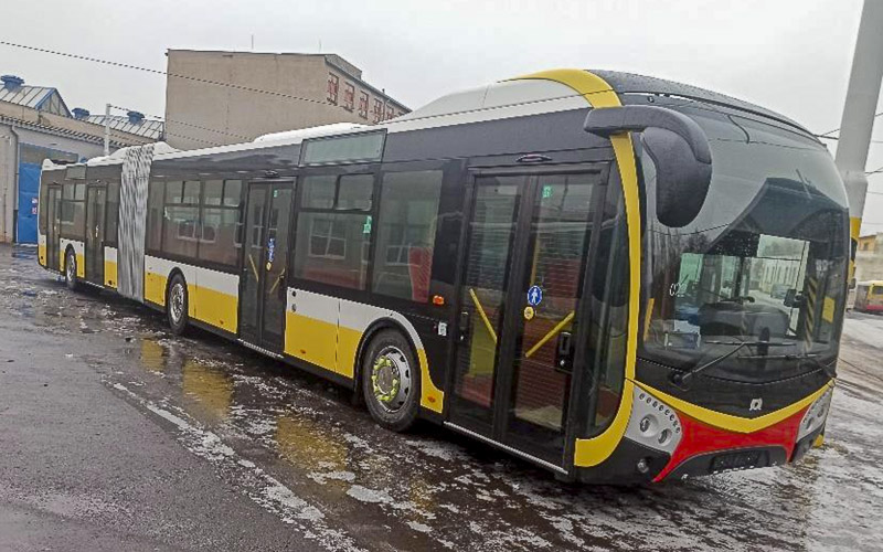 V Mostě dnes vyjíždí první ze čtyř nových autobusů. Tento má skoro 19 metrů a uveze 174 cestujících