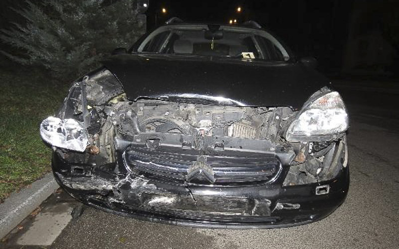 Nehody na litvínovských kruháčích: Jedno auto zůstalo opuštěné, druhé se vzpříčilo na okrasném kameni