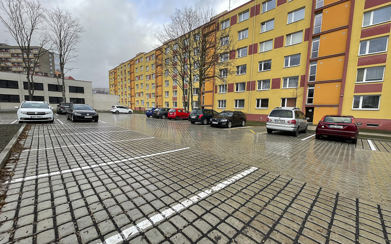 Místo bahna a rozbitých betonů mají řidiči v Litvínově nové parkoviště