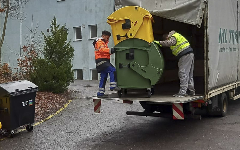 Technické služby v Litvínově už několik dní pracují na výměně všech popelnic ve městě