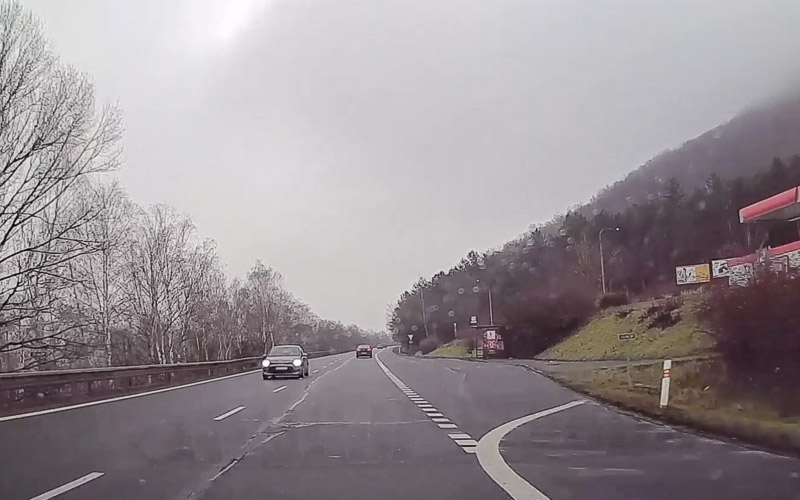 VIDEO: Na silnici Chomutov - Most šlo o život! Auto tam jelo po třináctce v protisměru