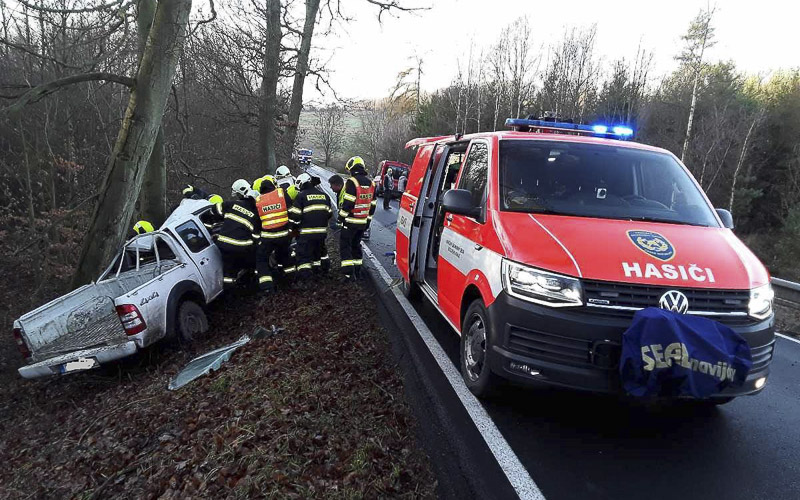 FOTO: Šest nehod během pár hodin! Dva zaklíněné řidiče vyprošťovali hasiči