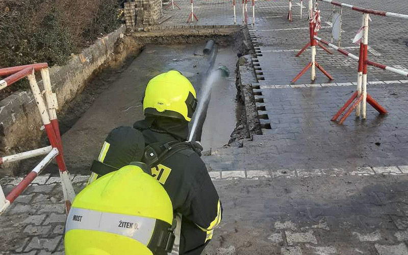 Při práci v Mostě dělníkům vzplanula propanbutanová lahev, nebezpečí zažehnávali hasiči