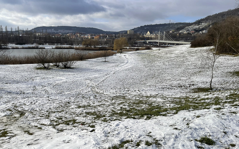 Zataženo s teplotami lehce nad nulou. Zimní pohádka vzala rychlý konec