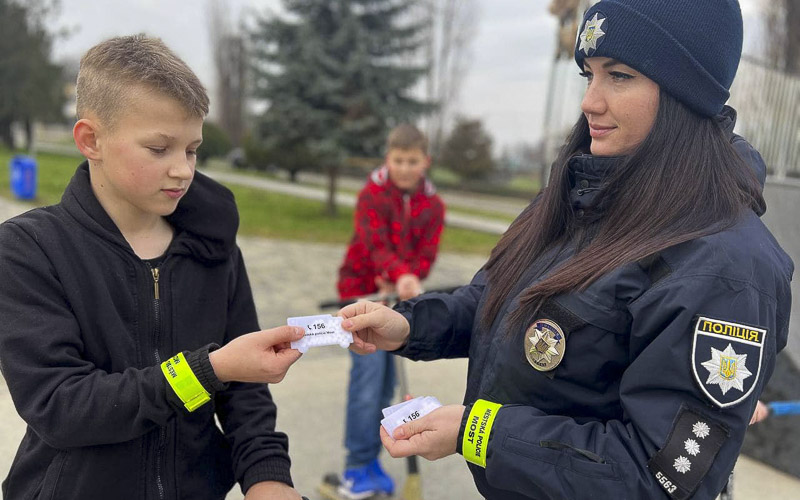 Policisté v ukrajinském Užhorodu rozdávají dětem reflexní pásky a bonbony z Mostu