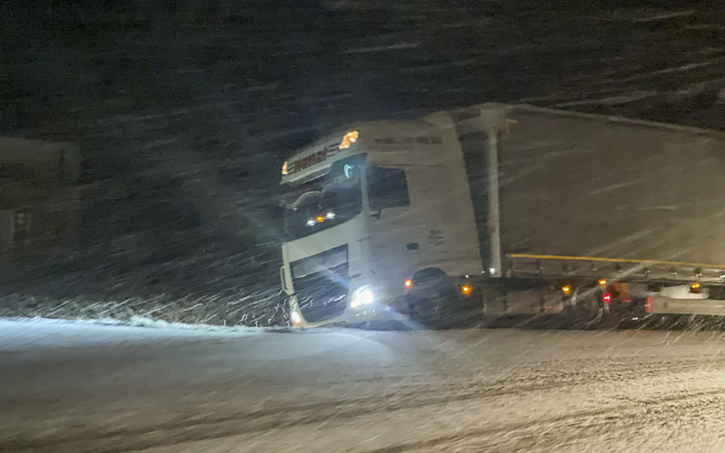 AKTUÁLNĚ: Sněhová bouře prošla krajem! Havárie kamionu na Mostecku, hromadná nehoda u Teplic