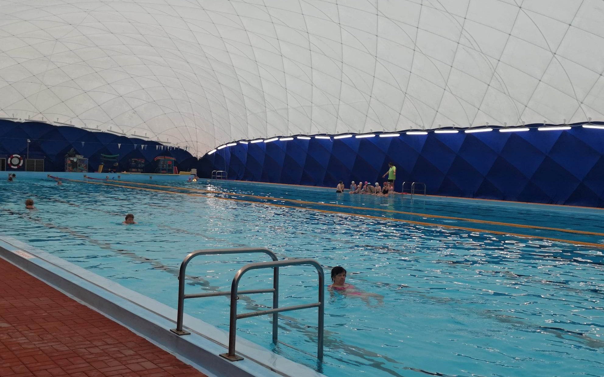 Bazén krytý nafukovací halou bude vytápěn odpadním teplem ze zimního stadionu