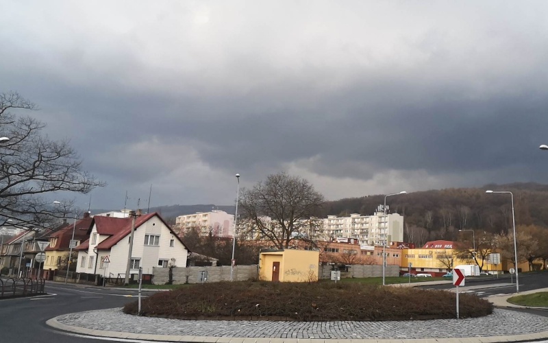 Mraků dosyta, k tomu déšť i sníh. Začátek dubna mnohým radost neudělá