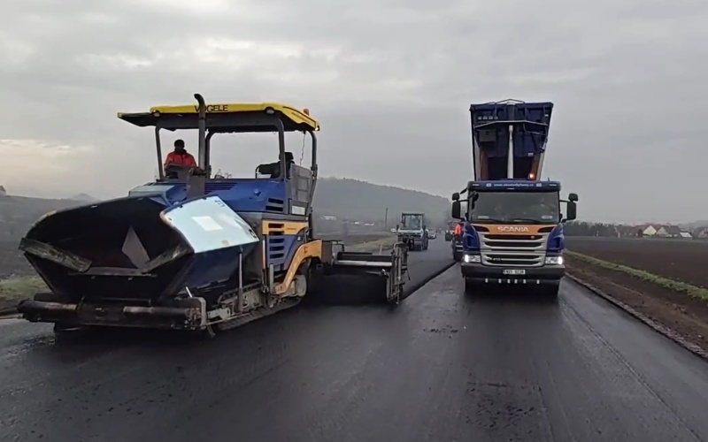 VIDEO: Silničáři právě pokládají asfalt u Libčevsi