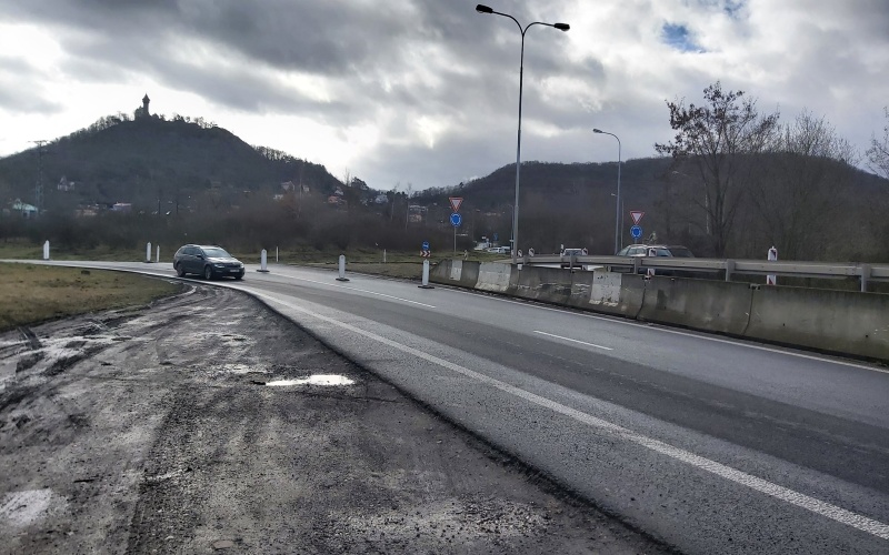 Řidiči pozor! U kruhového objezdu pod Hněvínem se staví provizorní nájezd